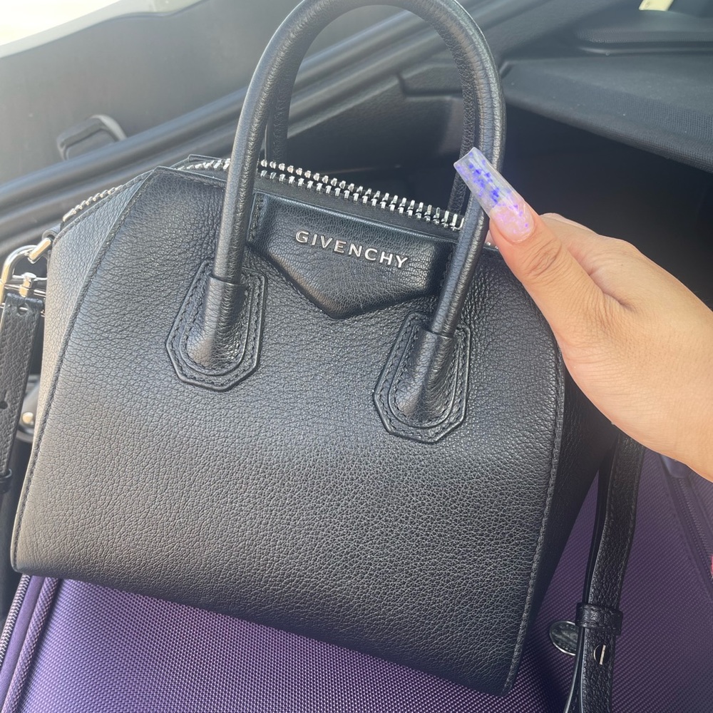 Mini antigona in black grained leather